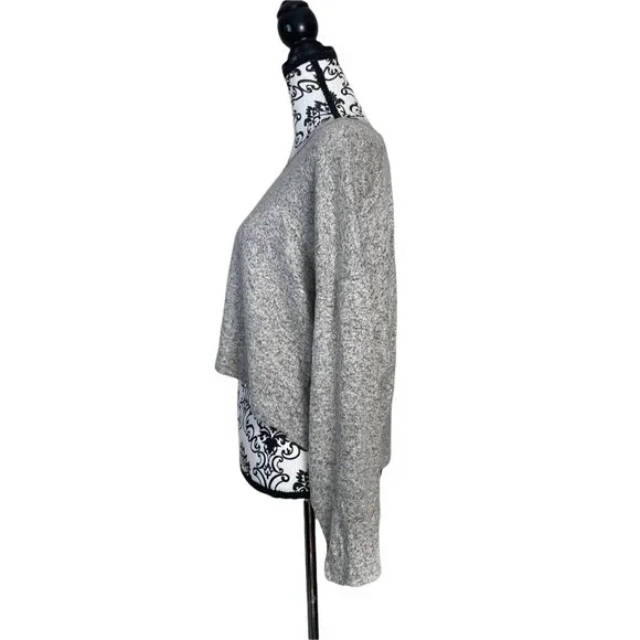 LA LA LAND CREATIVE CO | Women's Oatmeal Marled V-neck Top Medium - Picture 4 of 7